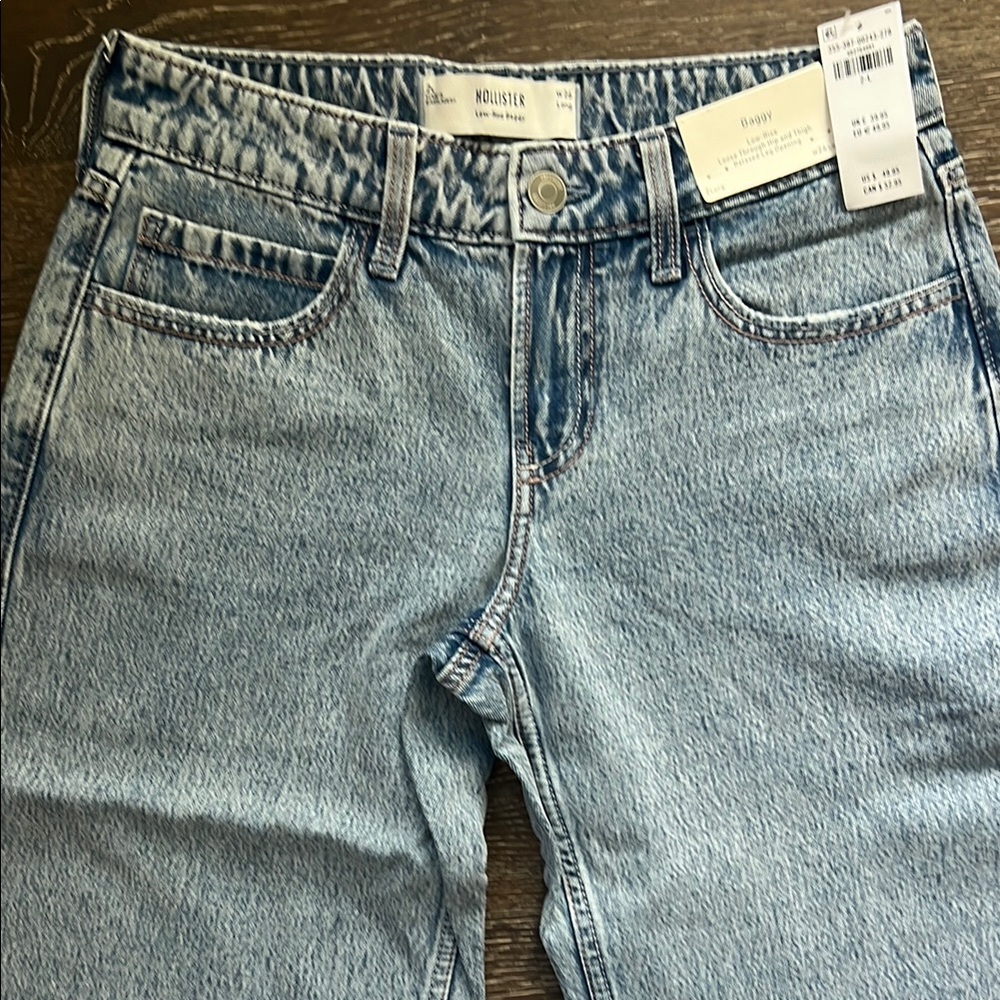 Hollister Baggy low-rise medium wash women’s jeans